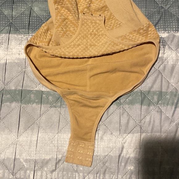Cream Shape Wear - Picture 4 of 4